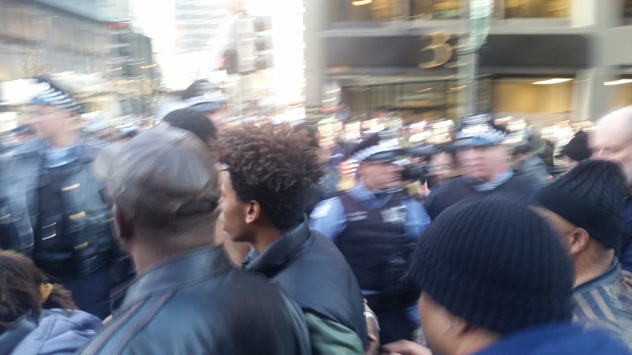 Emanuel habló de tres temas generales —la justicia, la cultura y la comunidad. Admitió además que "la supervisión y el liderazgo" del departamento policial "ha fracasado".