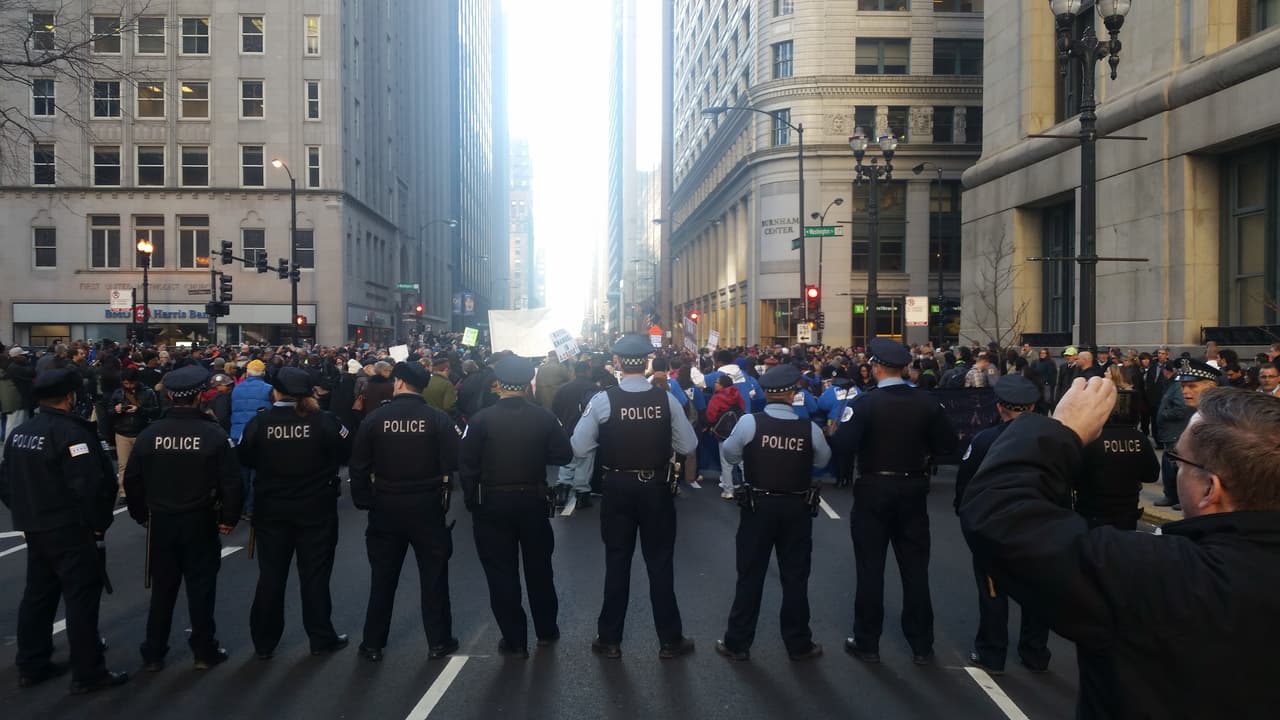 Miles de personas salieron a manifestarse al primer cuadro de la ciudad, en las inmediaciones de la Plaza Daley.