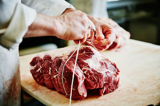 <b>Carne de res o vaca.-</b> Este tipo de alimento, igual que el cerdo, queda totalmente prohibido de manera fresca o congelada. Sin embargo, es posible el ingreso de esta carne en forma seca, siempre y cuando se encuentre empaquetada y sellada por una autoridad sanitaria, con un máximo de 1.3 libras (500 gramos) por persona.