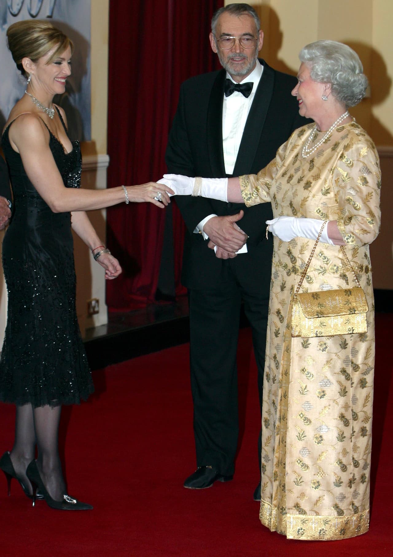 <b>Madonna</b>
<br>
<br>Un encuentro de reinas sucedió en el 2002, cuando la Reina Isabel II y la ‘Reina del Pop’, Madonna se reunieron en la premiere de la película 
<i>James Bond: Otro día para morir.</i> Este es uno de los momentos más recordados e incómodos entre la monarca y un artista, pues por protocolo los asistentes deben hacer reverencia a la Reina, pero al escuchar que la monarca no sabía quién era, Madonna no pudo evitar una risa.