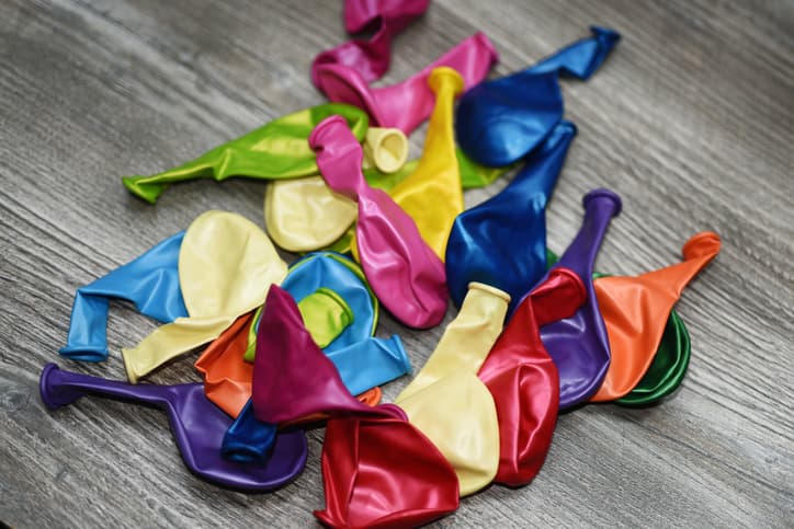 <b>Mantén siempre fuera del alcance los globos desinflados</b>. Conllevan riesgo de aspiración y sofocamiento en niños menores de 8 años.