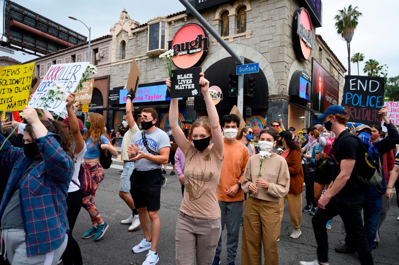 En la avenida Sunsent de Hollywood, los manifestantes celebraron la memoria de Breonna Taylor, quien este viernes cumpliría 27 años, pero fue asesinada en su casa, de Louisville, Kentucky, durante un operativo anti droga, calificado como irregular y bajo investigación.
<br>