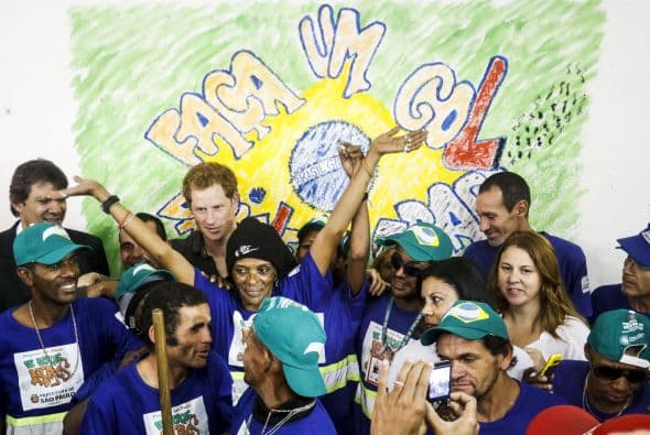 Ahí pudo hablar y convivir un poco con las personas que siguen intentando rehabilitarse y que obtienen un poco de comida y trabajo en esta zona con ayuda del proyecto 'Open Arms' o Brazos Abiertos, que ayuda a reducir el crimen y el consumo de drogas con trabajo.