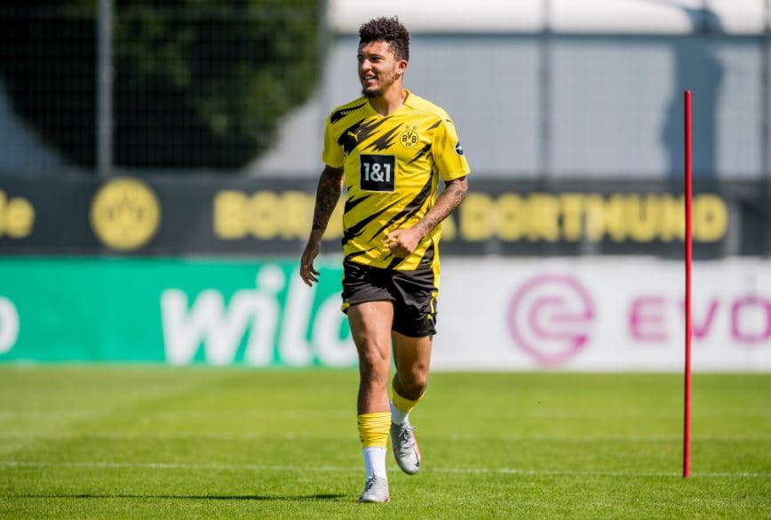 Jadon Sancho seguirá por una temporada más con el Borussia Dortmund en la Bundesliga de Alemania.