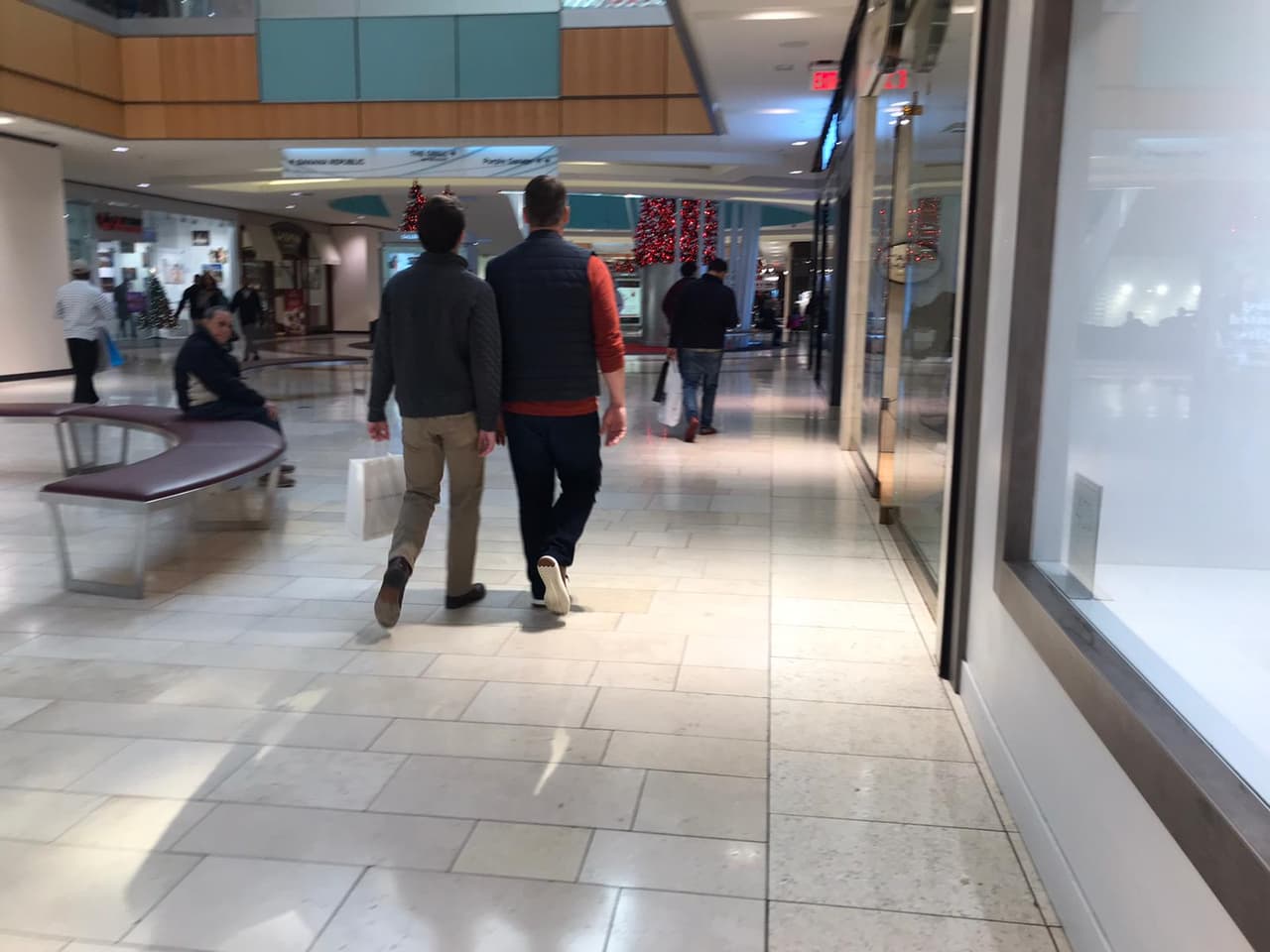 Compradores en centro comercial de Dallas
