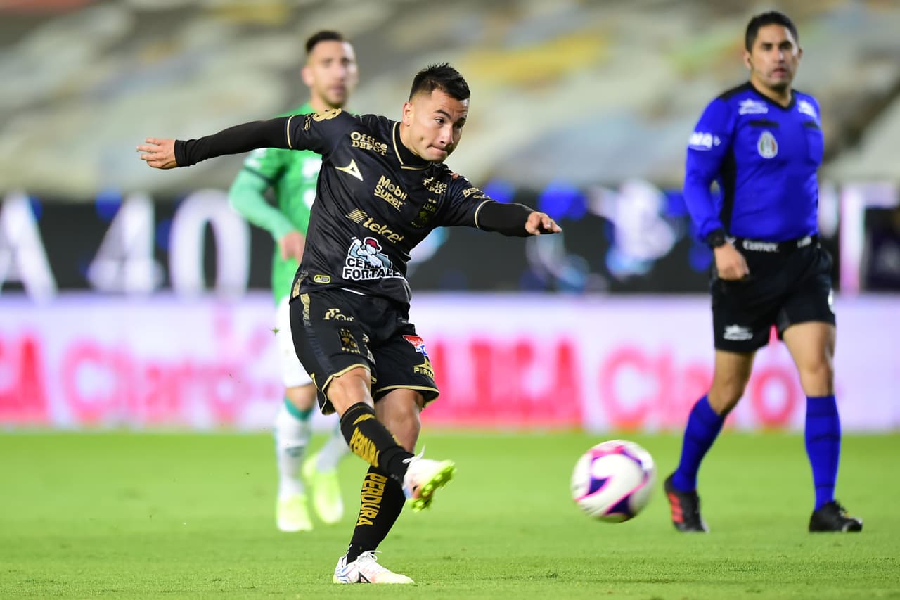 El conjunto Esmeralda sigue consiguiendo puntos y con goles de David Ramírez y Luis Montes, los locales logran remontar y se quedan con los tres puntos en el Nou Camp.