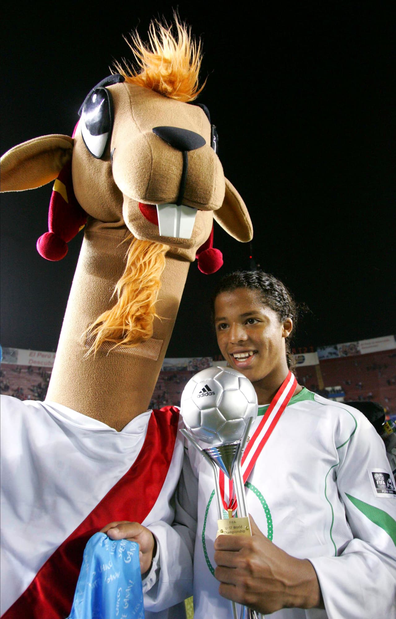 El atacante Giovani Dos Santos es referente del fútbol mexicano desde su título en el Mundial Sub-17 de fútbol. Campeón de Juegos Olímpicos en Londres 2012 y de tres Copas Oro, anotó el último gol de México en un Mundial, en el 1-2 contra Holanda en Brasil 2014.