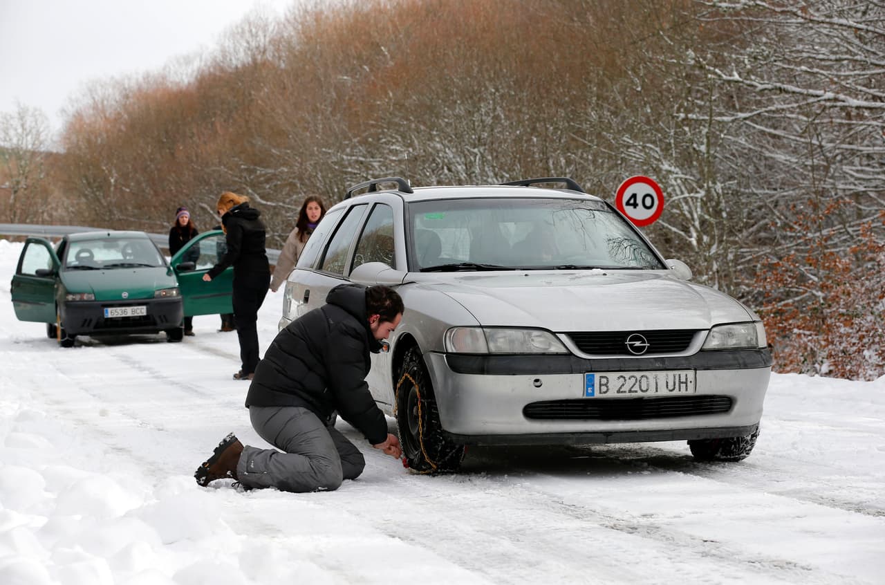 <b>Cadenas para nieve </b>
<br>Su uso lleva décadas y es una opción económica frente a las llantas de invierno. Comprar cuatro juegos de cadenas siempre será más barato que cuatro neumáticos. Está comprobado que también ayudan a mejorar la adherencia en nieve o hielo y en general el transitar en caminos complicados durante invierno.