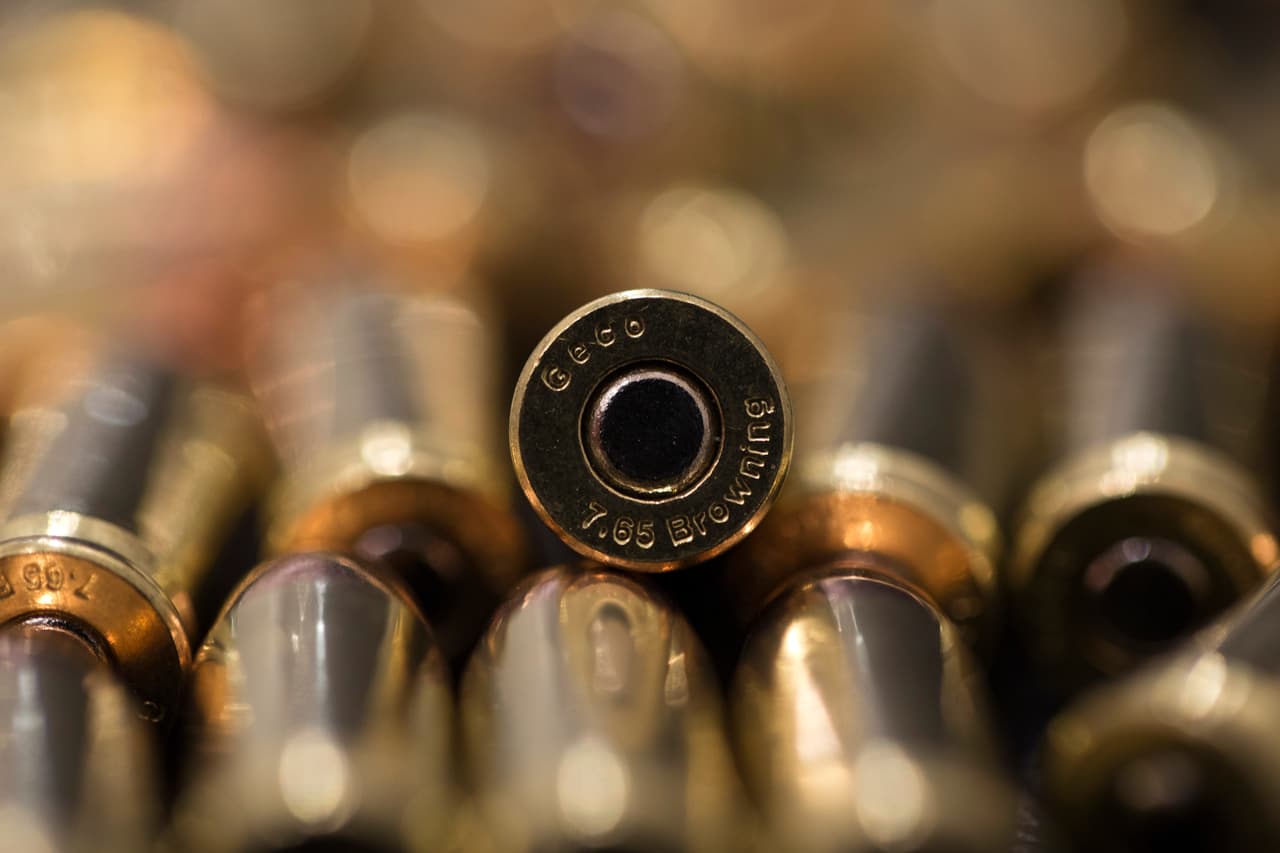 El 
<b>segundo incidente mortal </b>ocurrió el sábado, cerca de la 1:15AM, en la cuadra 1700 de la Avenida North Moody; un hombre fue asesinado a tiros en una balacera. 
<b>La víctima, de 37 años, estaba parado en la acera con un grupo de personas cuando un ocupante de un sedán azul disparó. </b>La víctima fue transportada al 
<b><a href="https://www.luc.edu/wellness/" target="_blank">Hospital de Loyola</a></b> con una
<b> herida de bala en la cabeza.</b> Posteriormente fue declarado como fallecido. No hay nadie bajo custodia y los detectives del Área Cinco están investigando.