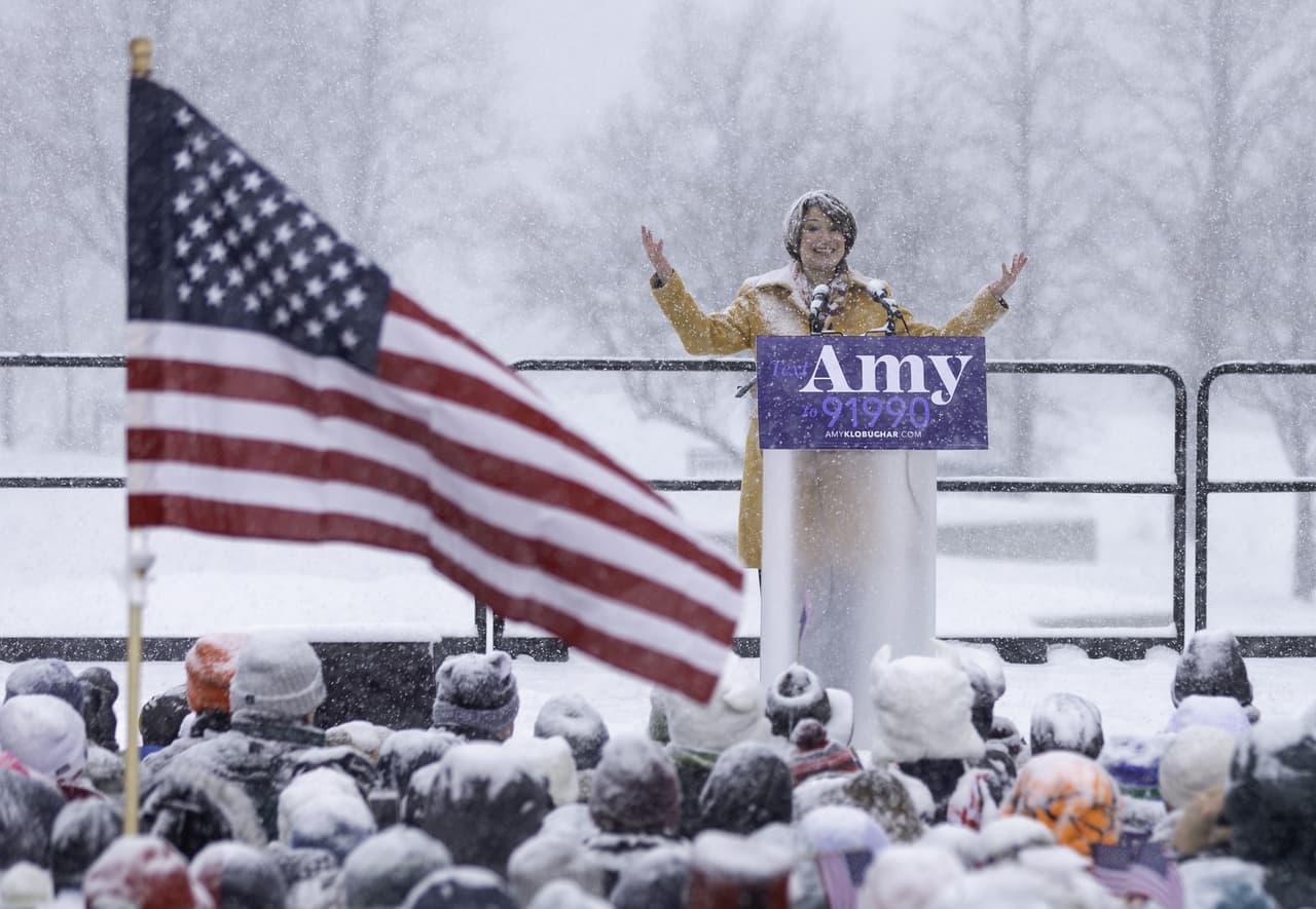 Bajo una tormenta de nieve intensa, la demócrata Amy Klobuchar anuncia que competirá para llegar a la Casa Blanca 2020