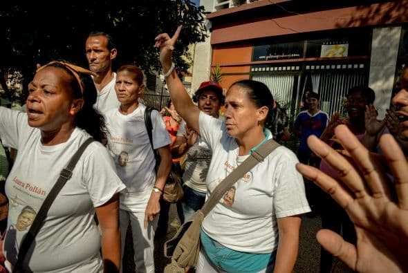 El hostigamiento a las "Damas de Blanco" por una turba oficialista cuando pretendían manifestarse en La Habana fue la nota discordante en la conmemoración del Día Internacional de los Derechos Humanos en América Latina. El grupo de mujeres disidentes se congregó hoy en un concurrido punto de la capital cubana precisamente para emprender una caminata con motivo de la jornada internacional, pero no pudo hacerlo debido al acoso de una multitud que las llamó "ratas inmundas", "gusanas" y "mercenarias", entre otros insultos. También otros grupos opositores cubanos fueron objeto del hostigamiento oficialista, como el caso de "Estado de SATS", un proyecto de discusión crítica que dirige Antonio González Rodiles y que este miércoles celebró en su casa una actividad para celebrar el aniversario de la Declaración Universal de los Derechos Humanos. A unos metros de la vivienda el oficialismo organizó actividades festivas y juegos con la asistencia de varias decenas de escolares, mientras sonaban en un altavoz canciones de Silvio Rodríguez. En unas declaraciones a Efe, González Rodiles lamentó que el Gobierno de Cuba entienda el Día de los Derechos Humanos como una jornada de "confrontación" y calificó de "realmente bajo" usar a los niños "para estas cosas.