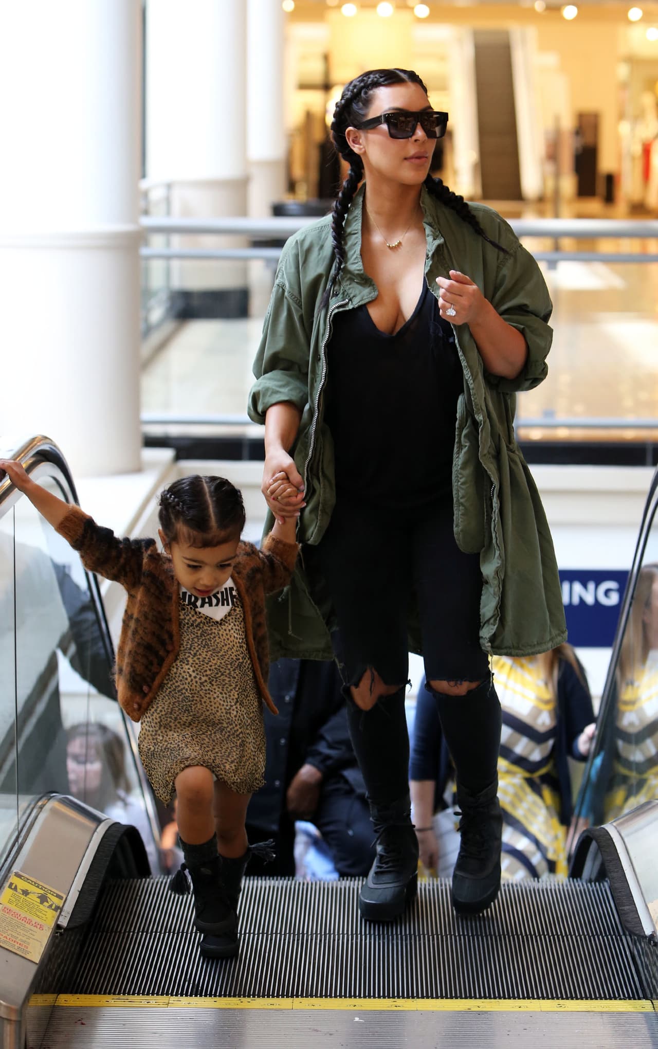 Pueden caerse, atorarse y lastimarse si no cuentan con la supervisión de un adulto.