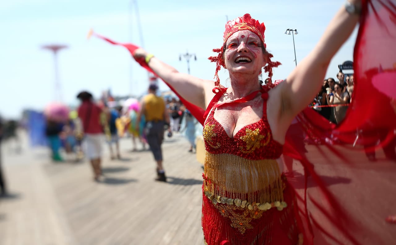 Cientos se unieron al desfile a la orilla del mar de Coney Island
