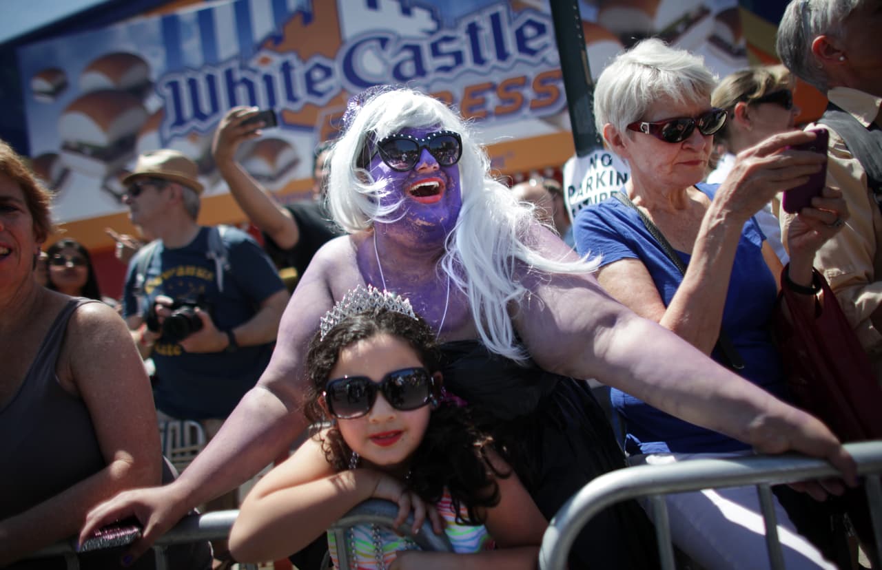 Cientos se unieron al desfile a la orilla del mar de Coney Island