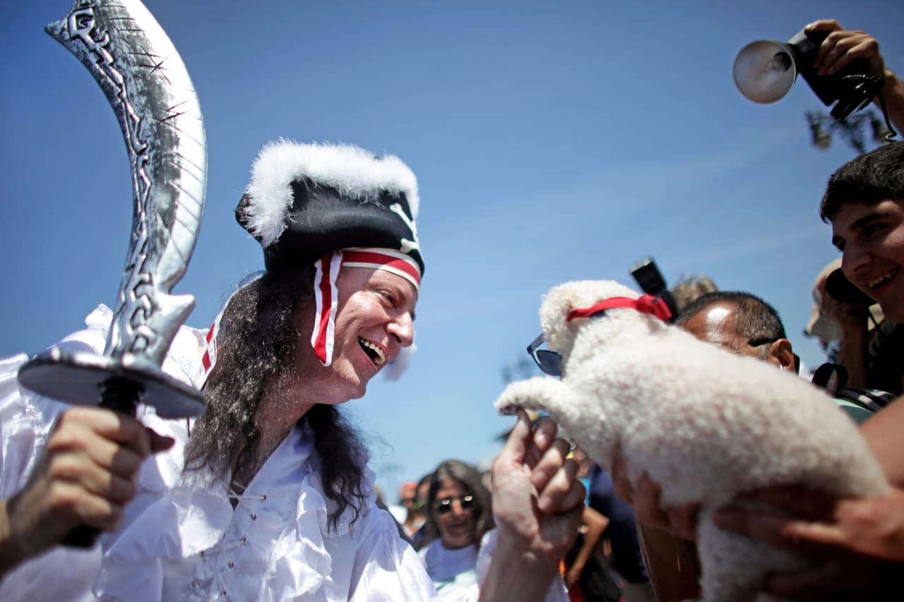 Cientos se unieron al desfile a la orilla del mar de Coney Island