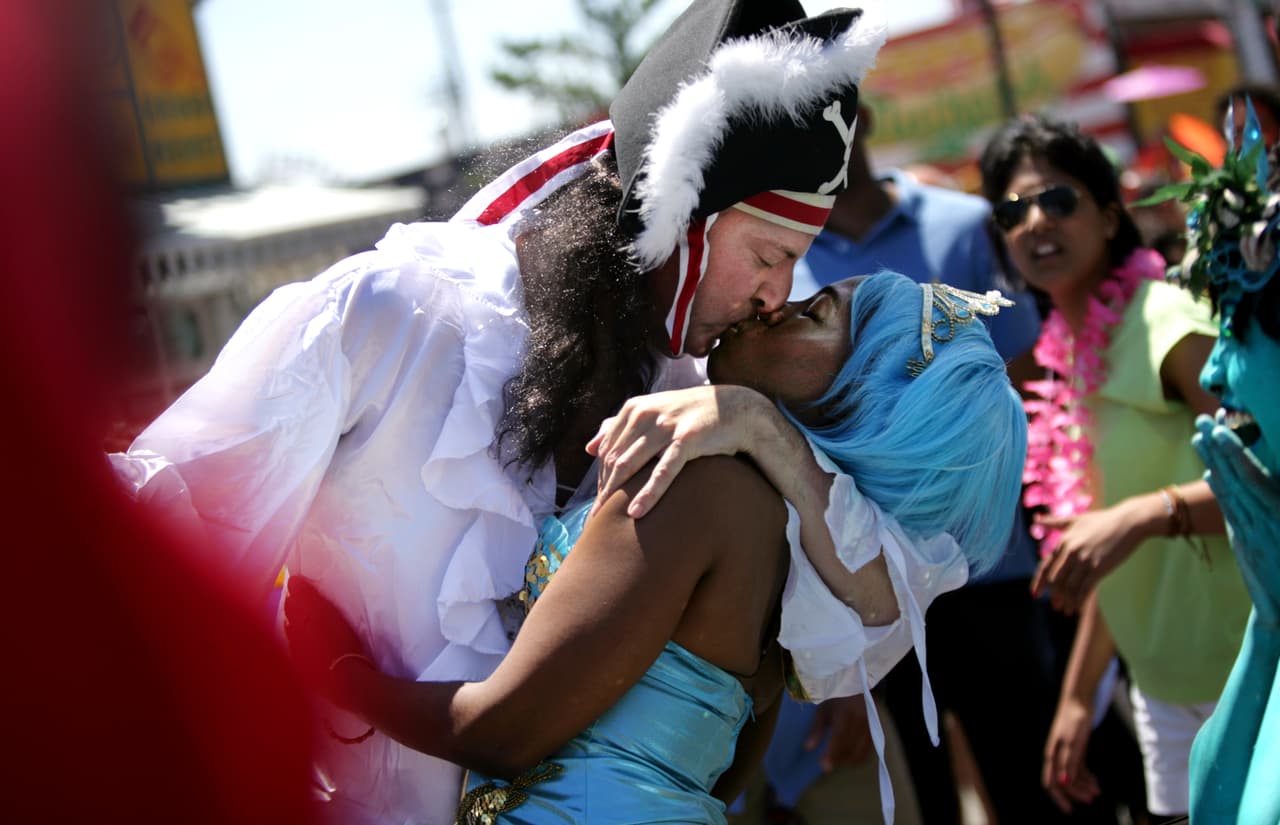 Cientos se unieron al desfile a la orilla del mar de Coney Island