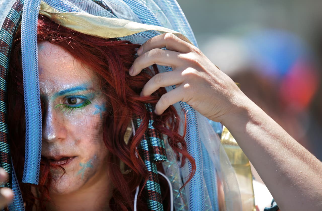 Cientos se unieron al desfile a la orilla del mar de Coney Island