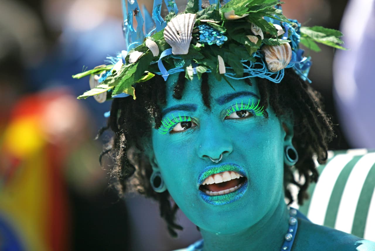 Cientos se unieron al desfile a la orilla del mar de Coney Island