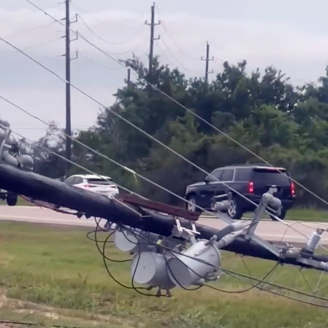 En la zona de la 529, los postes del servicio de energía eléctrica continuaban este viernes caídos. 
<br>
<br>
<h3 class="cms-H3-H3">¿Tienes una historia o algo por reportar en el área de Houston?</h3>
<br>Te invitamos a hacerlo 
<b>a través de <a target="_blank" href="https://www.univision.com/local/houston-kxln/reportalo">nuestra plataforma Repórtalo. Haz clic aquí</a></b> Solo debes seguir los pasos, hacer tu denuncia y subir una fotografía o video. 
<b>Es muy sencillo y gratuito</b>.