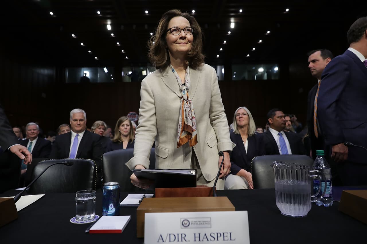 <b>Gina Haspel.</b> Se presentó ante el Comité de Inteligencia del Senado en mayo de 2018. La experimentada funcionaria había sido vinculada al uso de torturas en interrogatorios y al ser nominada por Trump para dirigir la CIA su comparecencia para ser aprobada en el cargo generó expectativas. "Mi límite moral es alto. No podría permitir que la CIA retome actividades que yo considere inmoral, aún cuando sean legales. 
<a href="https://www.univision.com/noticias/politica/gina-haspel-nominada-de-trump-para-dirigir-la-cia-promete-no-emplear-la-tortura-en-interrogatorios">Absolutamente no lo permitiré"</a>, aseguró Haspel a los senadores sobre la polémica práctica.