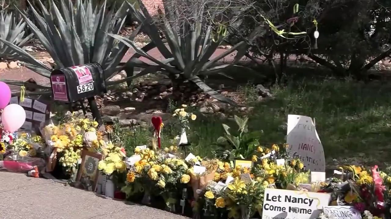 "Mamá te extrañamos mucho": Familia de Nancy Guthrie visita casa de la mujer desaparecida hace un mes