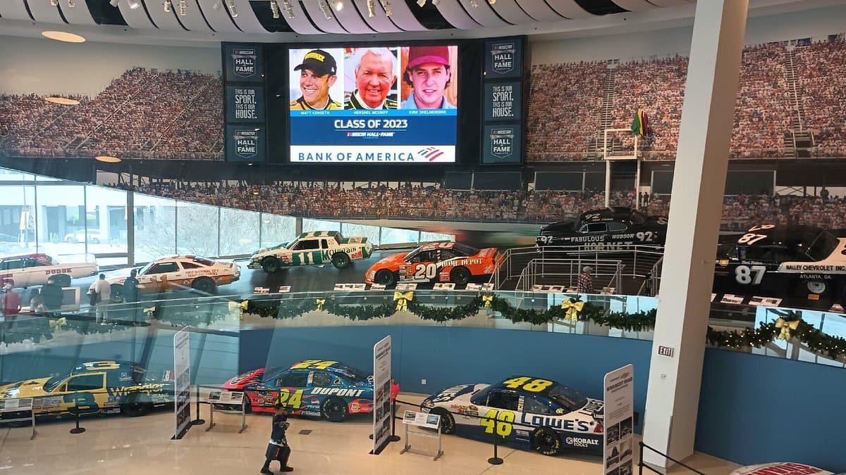 <b><a href="https://www.nascarhall.com/">NASCAR Hall of Fame (Charlotte)</a></b>. Disfruta de asombrosos artefactos, exhibiciones interactivas, paseos en simulador y eventos especiales en el Teatro High Octane. Además, puedes comer algo en el Café del Salón de la Fama de NASCAR o en el restaurante Buffalo Wild Wings.
<br>
<br>
<b><a href="https://goo.gl/maps/3nu9QDfE5qwQux8n6">Cómo llegar</a></b>