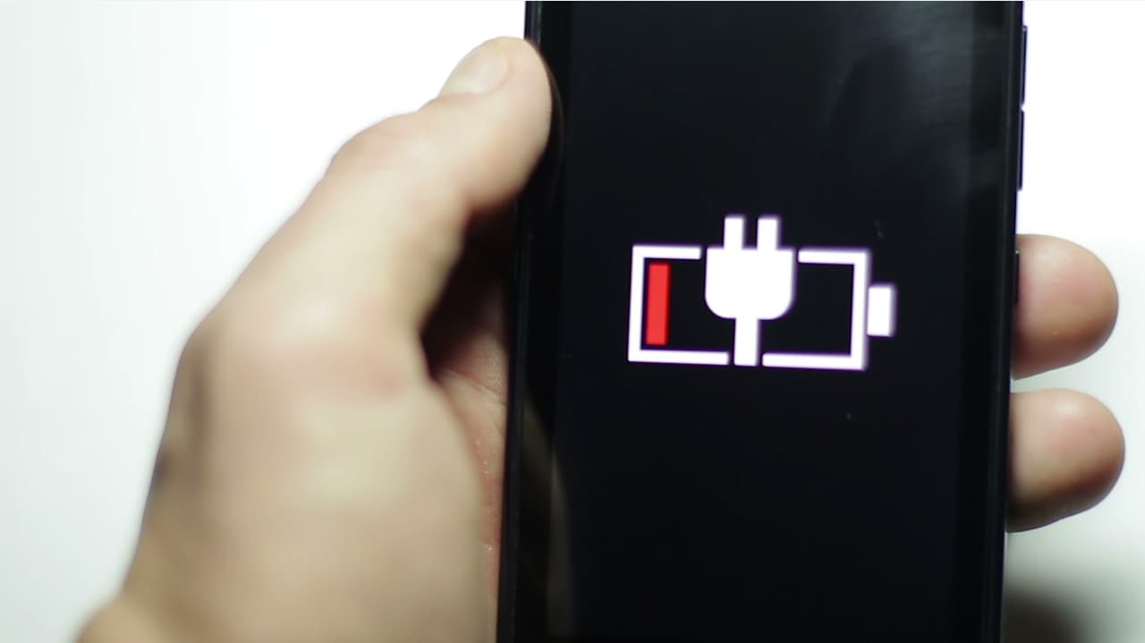 Cargue su teléfono móvil y si puede, tenga un banco de batería adicional para recargarlo. 
<br>