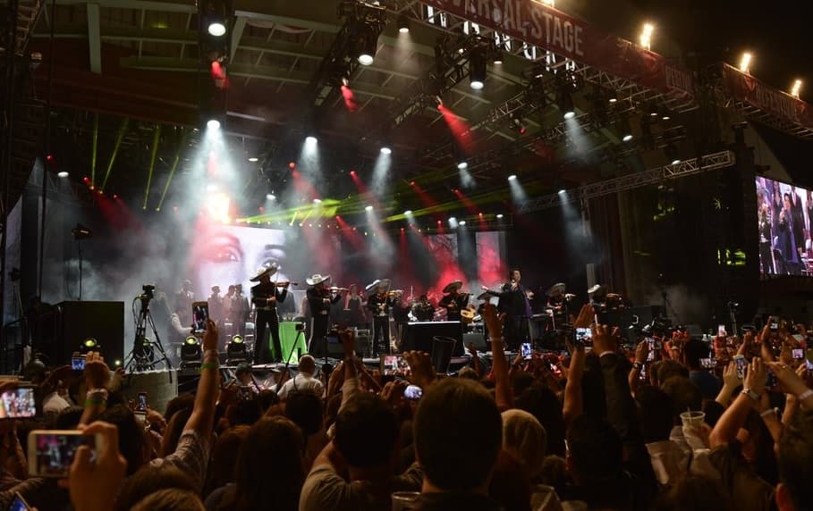 La fiesta llegó al clímax con las interpretaciones de Juan Gabriel.