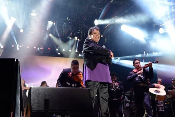 Otro que logró enamorar al público fue Juan Gabriel, quien subió al templete para interpretar sus éxitos.