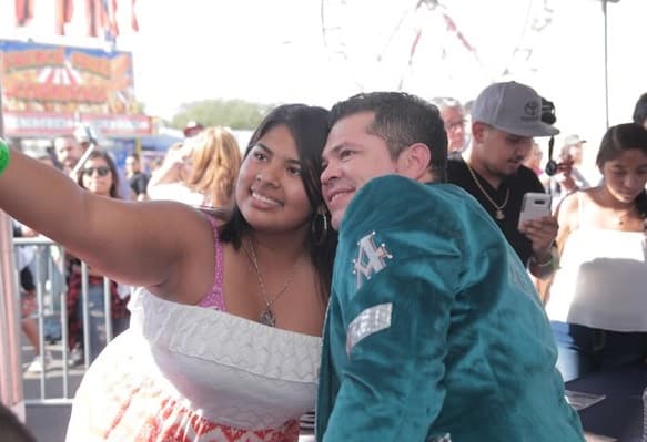 Jorge Medina, vocalista de la agrupación, estuvo muy cotizado durante el encuentro musical, pues las fans no dejaron pasar la oportunidad para posar con él.