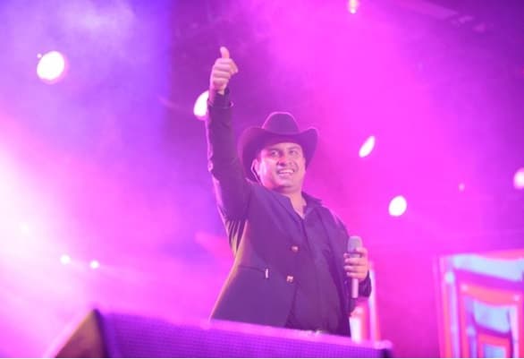 El cantante grupero se llevó todas las ovaciones.