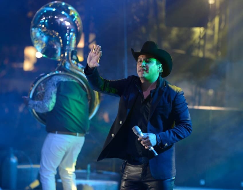 Otro ídolo de la noche fue Julión Álvarez.