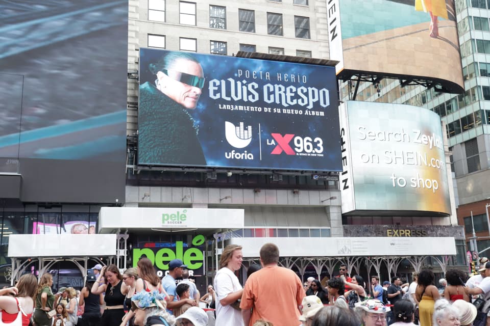 Times Square se encendió con ritmo tropical para el lanzamiento del nuevo álbum de Elvis Crespo "
<i>Poeta herí'o"</i>.