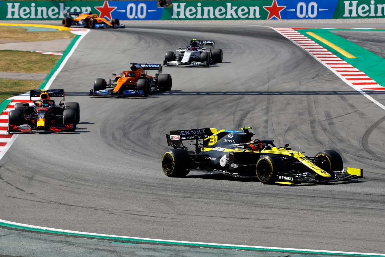 Hamilton ejecutó una casi perfecta carrera en el Gran Premio de España, liderando cada una de las vueltas. Verstappen se queda en la segunda posición, mientras que Bottas logra la tercera posición. El mexicano, 'Checo' Pérez estuvo a una posición de ganar un lugar en el podio.