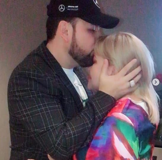 Contó que el doctor le preguntó a su progenitora cómo estaba y ella "le respondió 'bien'... 
<b><a href="https://www.univision.com/famosos/roberto-tapia-le-entrega-su-madre-a-dios-y-le-ruega-que-se-la-regrese-sana-fotos" target="_blank">Fue su primera palabra</a></b> que pudo hablar".