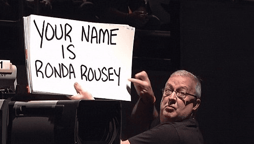 "... Para quienes se preguntan cómo estoy después de la pelea de noviembre, todo va bien, sólo porfavor no quiten esos carteles frente a mi", dijo la peleadora con esta imagen en la que un cartelón le recuerda cómo se llama.