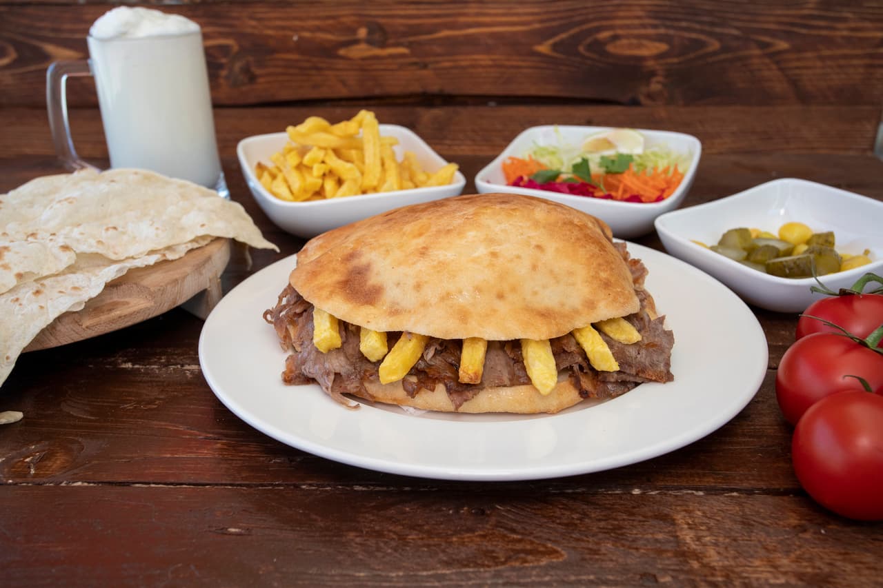 <b>Puesto 8. Tombik</b>
<br>
<br>También conocido como ‘gobit kebab’, es una variedad de döner kebab (un plato tradicional de Medio Oriente realizado con diversas carnes). Para hacer un Tombik se desmenuza la carne y con ella se rellena un pan plano conocido como ‘pide ekmek’. 
<br>
<br>El pan tiene un exterior crujiente y un interior suave. Este plato generalmente se sirve con ingredientes adicionales según la elección del cliente: tomates, cebollas, lechugas y otras verduras y salsas variadas.
<br>