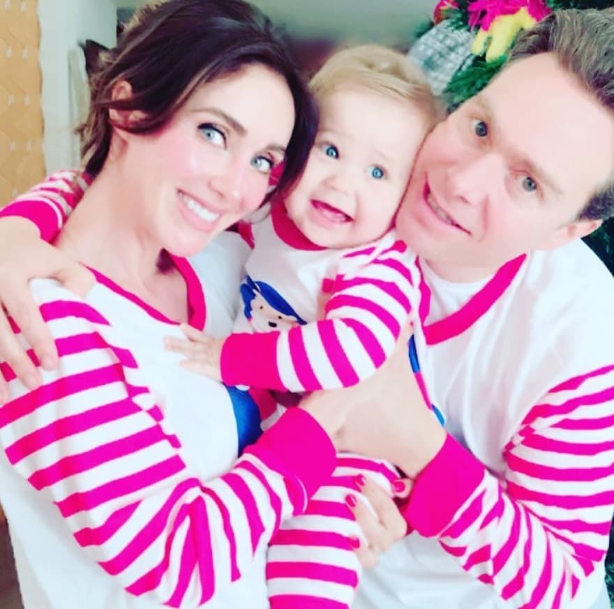 "Lo primero que hice fue involucrar a 'Manu', mi bebé que hoy tiene dos años y medio, en darle la sorpresa a su papá. Llegamos con globos y él le entregó en su mano la prueba. Fue un momento hermoso para los tres, lleno de ternura y mucha ilusión", dijo a la revista mexicana.