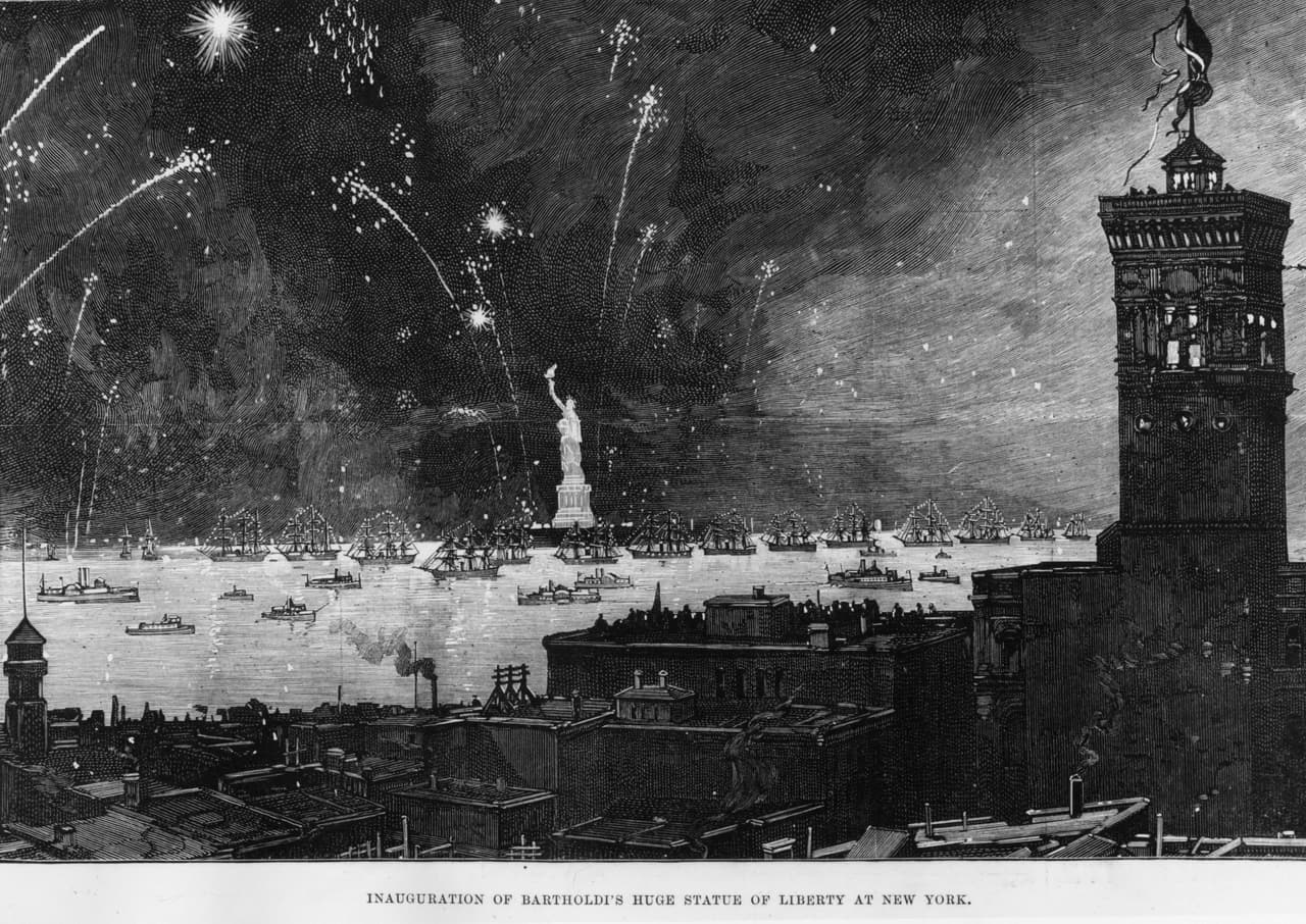 La inauguración de la Estatua de la Libertad de Bartholdi en Nueva York, Estados Unidos. Publicación original: Illustrated London News.