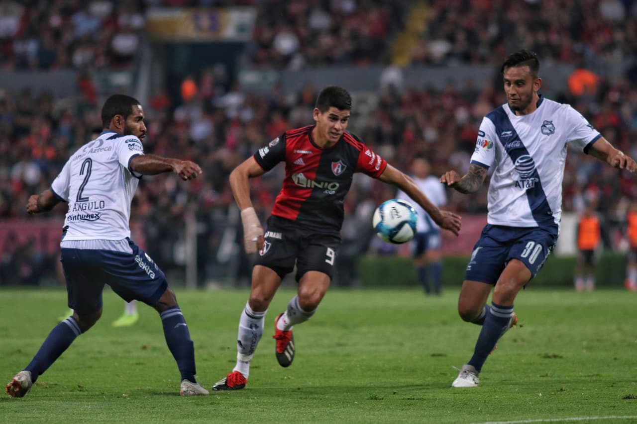 El delantero uruguayo Facundo Barceló (centro) buscó marcar la diferencia desde los primeros minutos para el Atlas.