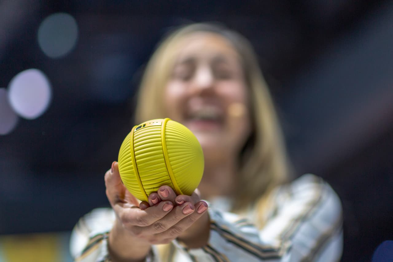 <b>El robot pelota que ayuda en casa. </b>Ballie, presentado por la tecnológica surcoreana Samsung, es un pequeño androide que se desplaza rodando y está diseñado para ayudar en las labores domésticas, como cuidar a los niños o limpiar.