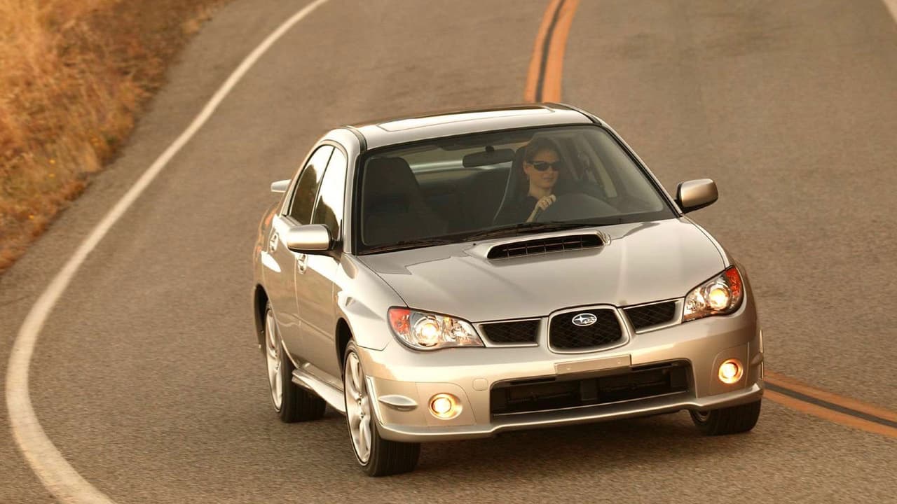 <h3 class="cms-h3-H3">Especial: Subaru Impreza WRX 2004-2006</h3>
<br>No te emociones que no estamos hablando de la versión STI. Pero no te decepciones porque este súper compacto ofrece tracción integral, un excelente motor turbo-alimentado de 4 cilindros con 227 caballos de fuerza y frenos y suspensión especiales. Su marcha firme no es para todo el mundo, pero quien aprecie y sepa que hacer con su maniobrabilidad ultra precisa va a encontrar muchas satisfacciones en este pequeña joya automotriz.
<br>
<br>
<b>Ideal</b>: para 
<b>quienes saben manejar de verdad </b>y disfrutan haciéndolo.