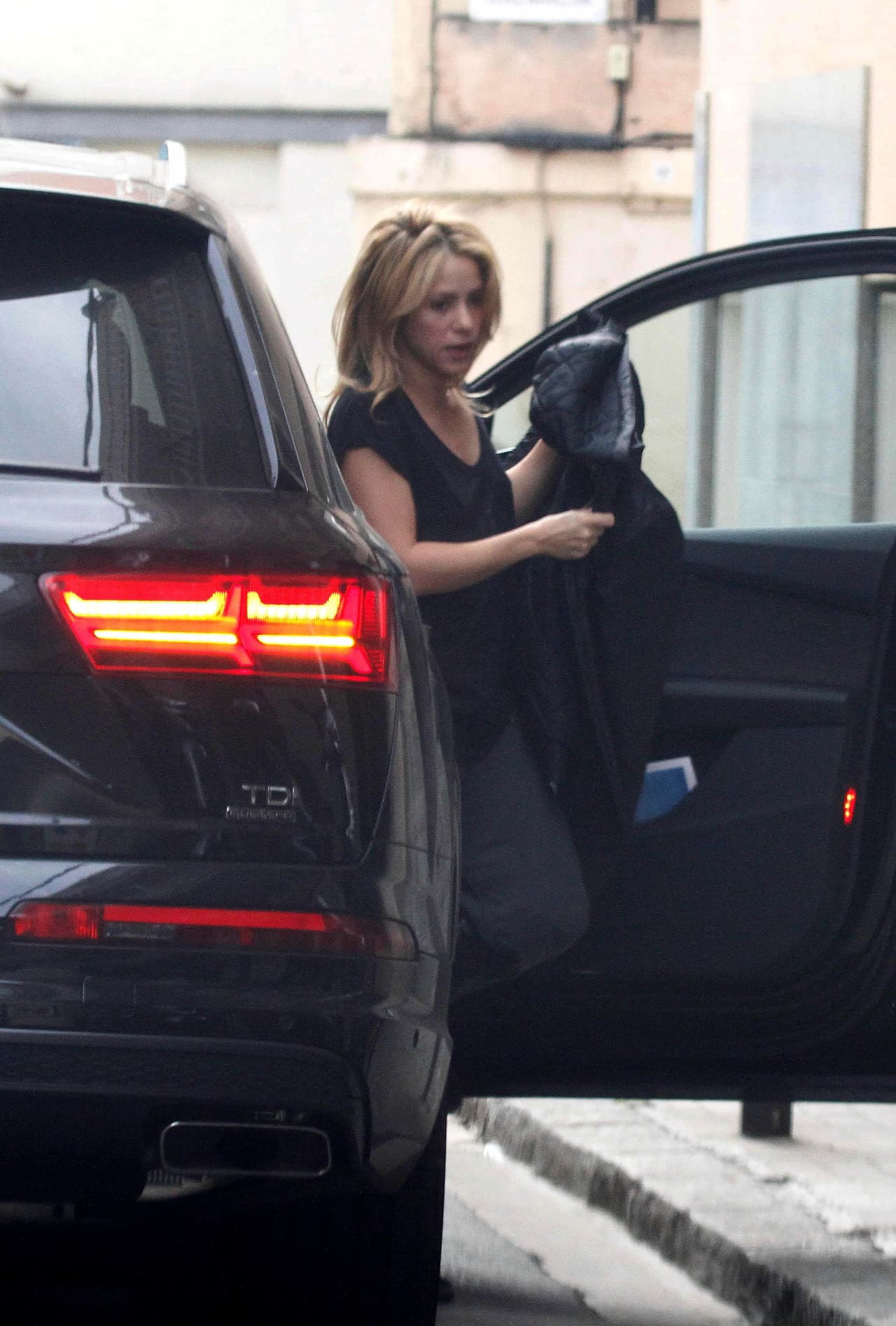 Los paparazzi captaron a Shakira visitando su clínica de belleza favorita en Barcelona.