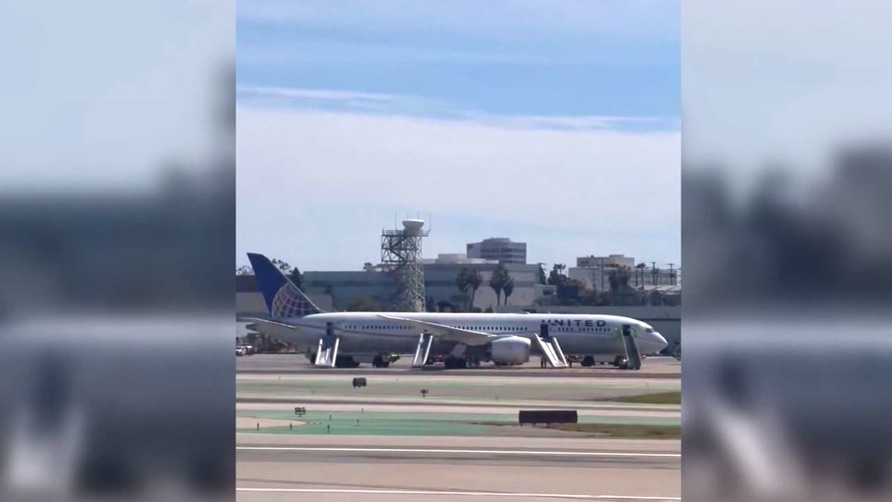 Vuelo de United a Nueva Jersey aterriza de emergencia en Los Ángeles con humo saliendo del motor