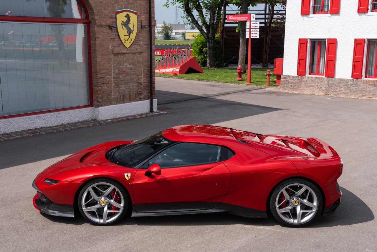 El producto más reciente del programa one-off, o programa de modelos únicos de Ferrari es el SP38, un hermoso deportivo cerrado que será presentado el próximo sábado en el Concorso d’Eleganza Villa d’Este en Cernobio en las orillas del Lago Como al norte de Italia. El programa one-off da la oportunidad a los mejores clientes de Ferrari que el fabricante les construya un auto exclusivo a su medida. Hasta la fecha no sabemos quien es el afortunado dueño del SP38.