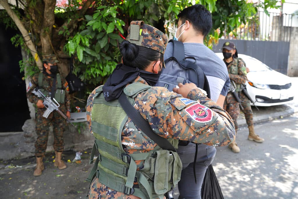 Un soldado registra la mochila de un local en la comunidad de San José del Pino en Santa Tecla, El Salvador.