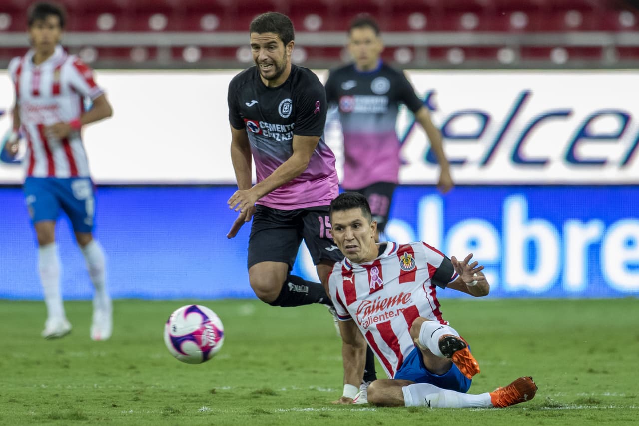Con goles del Cabecita Rodríguez al 41 y al 90+2, Cruz azul se lleva los tres puntos en su visita a Chivas y el uruguayo llega a 12 goles en el torneo.