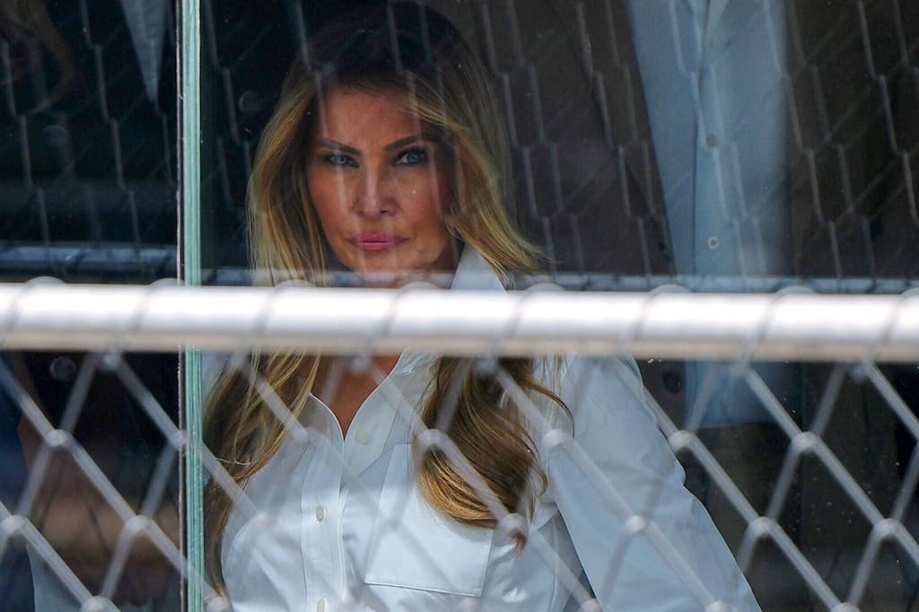 <b><a href="https://www.univision.com/noticias/estados-unidos/melania-trump-niega-vinculos-con-epstein-y-pide-audiencia-para-las-victimas" target="_blank">Melania Trump, primera dama de Estados Unidos</a></b>, comenzó 2026 con 
<b>el estreno de un documental </b>y el miércoles, 23 de septiembre, adelantó que se alista a cerrar el año con otra novedad: 
<b>una serie documental sobre su vida y sus responsabilidades</b>.