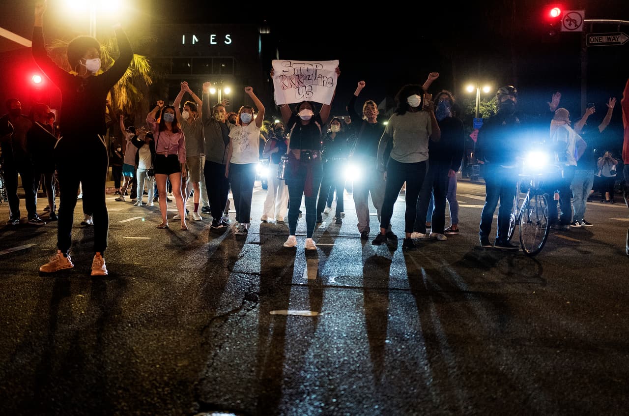 Alrededor de las 9 de la noche del miércoles, las calles del centro de Los Ángeles permanecía bloqueadas por los manifestantes.