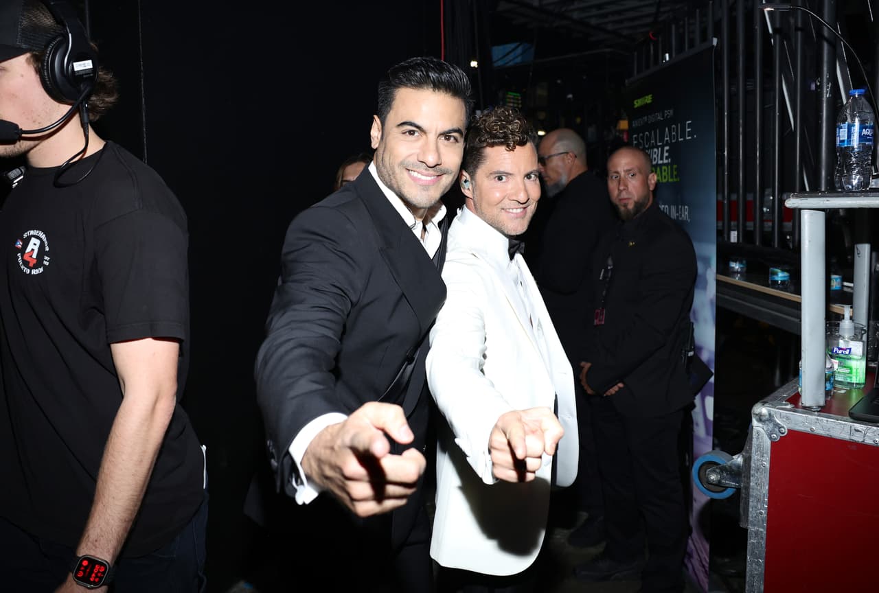 Carlos Rivera y David Bisbal mostraron su camadería detrás de cámaras.
